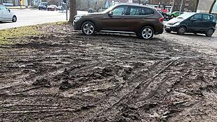 Matsch und Schlaglöcher – der Zustand des Parkplatzes in der Mainberger Straße in Schweinfurt sorgt gerade bei Regen für Kritik.