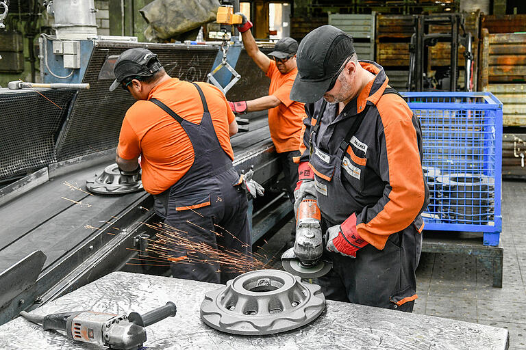 In der Putzerei, wo Anhaftungen von den Gussteilen entfernt werden, geht es besonders gefährlich zu. In der Putzerei, wo Anhaftungen von den Gussteilen entfernt werden, geht es besonders gefährlich zu.