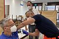 Der erste Piks bei SKF: Mitarbeiter Josef Lamber erhält seine erste Biontech-Impfung von Sanitäter Michael Knysak und unter den Augen von SKF-Werksarzt Dr. Gregor Simenc.