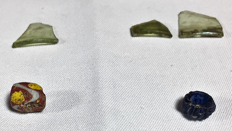 Glasfragmente und Perlen. Glasfragmente und Perlen.