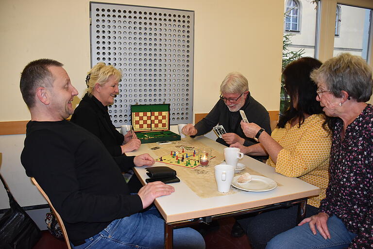 Bei den Wintertreffs stehen Spaß und Geselligkeit im Vordergrund. Und von beidem gibt es beim gemeinsamen Kartenspielen reichlich. Bei den Wintertreffs stehen Spaß und Geselligkeit im Vordergrund. Und von beidem gibt es beim gemeinsamen Kartenspielen reichlich.