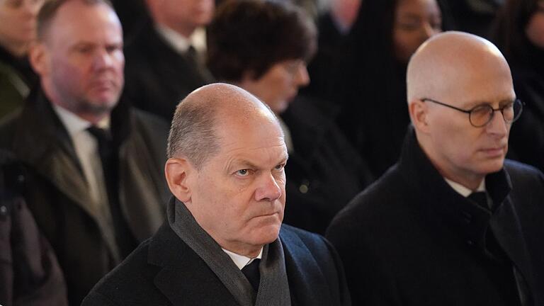 Trauergottesdienst - Bundeskanzler Olaf Scholz (l.) und Hamburgs Erster Bürgermeister Peter Tschentscher nehmen am Trauergottesdienst für die Getöteten der Zugattacke teil. Trauergottesdienst - Bundeskanzler Olaf Scholz (l.) und Hamburgs Erster Bürgermeister Peter Tschentscher nehmen am Trauergottesdienst für die Getöteten der Zugattacke teil.