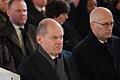 Trauergottesdienst       -  Bundeskanzler Olaf Scholz (l.) und Hamburgs Erster Bürgermeister Peter Tschentscher nehmen am Trauergottesdienst für die Getöteten der Zugattacke teil.