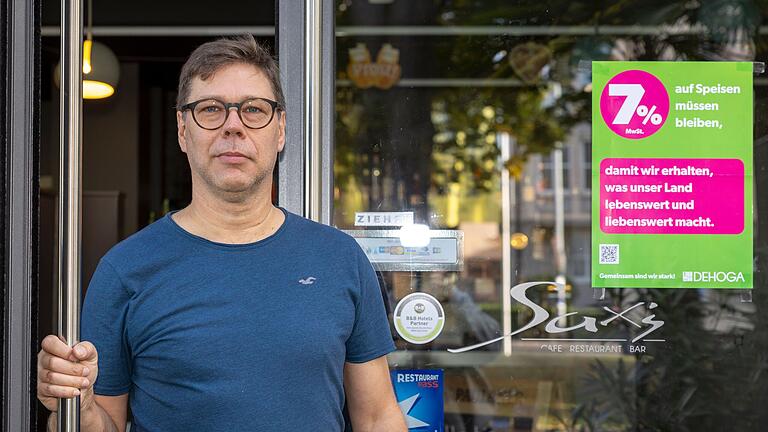 Jörg Limberg vor seinem Restaurant Sax's in Schweinfurt: Der DEHOGA-Kreisvorsitzende&nbsp; kämpft für die Forderungen seines Verbands nach Beibehaltung der sieben Prozent Mehrwertsteuer auf Speisen.