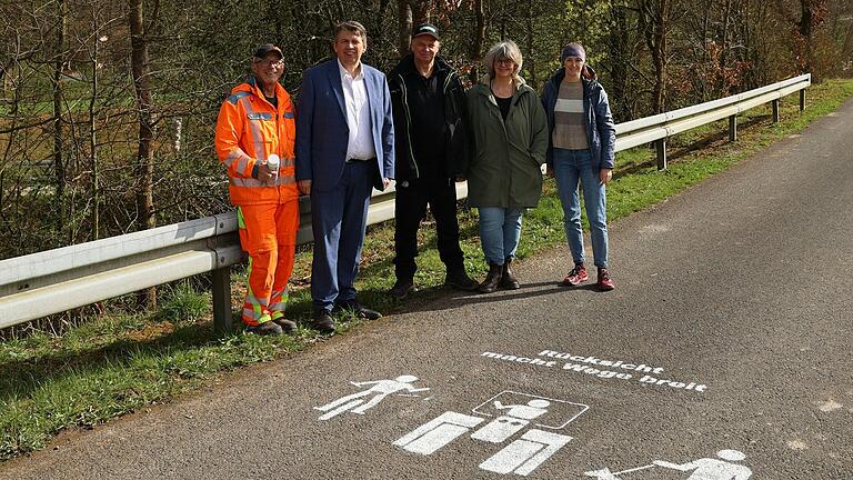 Die ersten Piktogramme zur Rücksichtnahme auf Wirtschaftswegen wurden in Wolfsmünster aufgebracht (von links): Gotthard Schwender (Bauhofleiter Gräfendorf), Gräfendorfs Bürgermeister Johannes Wagenpfahl, Klaus und Susanne Ditterich (BBV-Ortsverband Wolfsmünster) sowie Tanja Herbst vom Bereich Radverkehr im Landratsamt Main-Spessart. Die ersten Piktogramme zur Rücksichtnahme auf Wirtschaftswegen wurden in Wolfsmünster aufgebracht (von links): Gotthard Schwender (Bauhofleiter Gräfendorf), Gräfendorfs Bürgermeister Johannes Wagenpfahl, Klaus und Susanne Ditterich (BBV-Ortsverband Wolfsmünster) sowie Tanja Herbst vom Bereich Radverkehr im Landratsamt Main-Spessart.