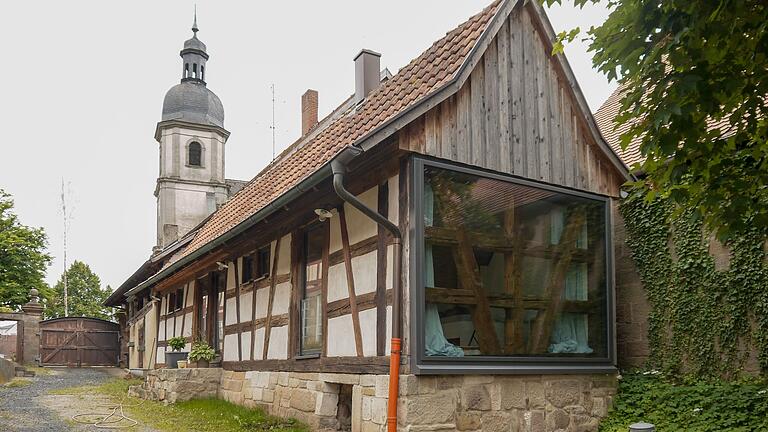 Zuerst sanierten René Bamberger und Jennifer Linder das Nebengebäude. Es wurde zum Wochenendhaus mit Sauna und Panorama-Fenster.