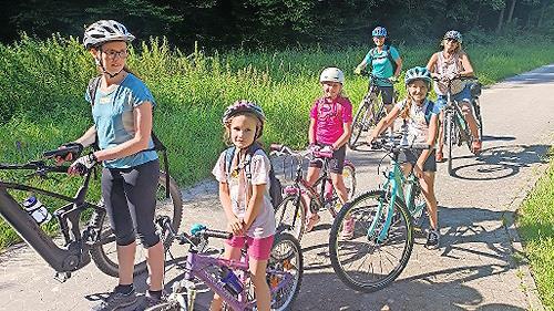 Bei blauem Himmel und Sonnenschein ging es bereits früh mit dem Fahrrad los.       -  Bei blauem Himmel und Sonnenschein ging es bereits früh mit dem Fahrrad los.