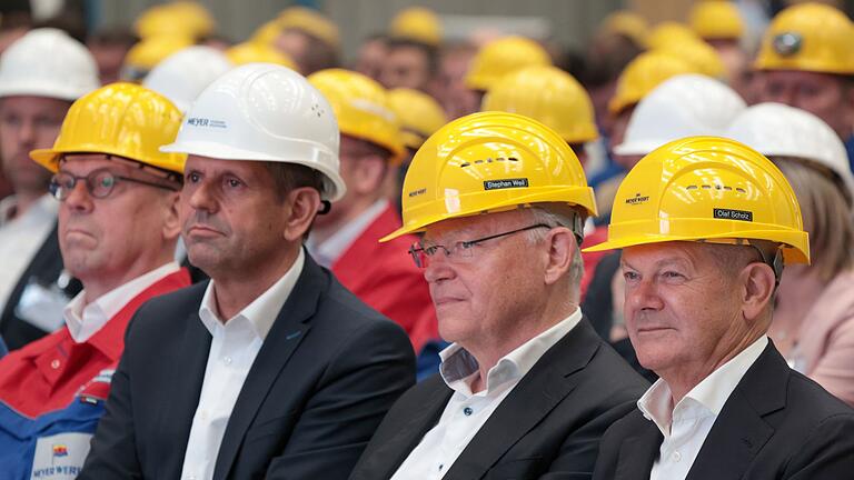 Bundeskanzler Scholz besucht Meyer Werft       -  Bund und Land hatten der angeschlagenen Meyer Werft die Rettung im August in Papenburg zugesagt. (Archivbild)