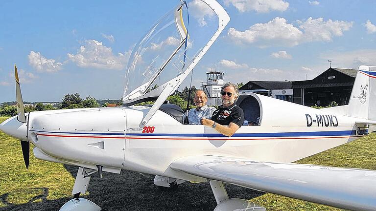 Die Leidenschaft fürs Fliegen: Kurt Welzenbach (links) und Jörg Buschmann in ihrer Ultraleicht-Maschine auf dem Hammelburger Flugplatz Hohe Lanz.