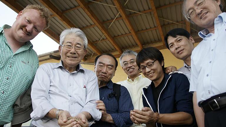 Besuch aus Fernost: Landwirt Markus Groenen (links) begrüßte in Mellrichstadt (ab Zweiter von links) Takeshi Murata, Tae Gon Kim, Shunsuke Yanagimura, Nobuyuki Hirata, Zhu Junfeng und Tomio Sakai. Die Agrarwissenschaftler aus Japan, Südkorea und China wollten einen typischen deutschen Familienbetrieb kennenlernen. Groenen machte sie auch mit dem Ur-Getreide Dinkel bekannt. Besuch aus Fernost: Landwirt Markus Groenen (links) begrüßte in Mellrichstadt (ab Zweiter von links) Takeshi Murata, Tae Gon Kim, Shunsuke Yanagimura, Nobuyuki Hirata, Zhu Junfeng und Tomio Sakai. Die Agrarwissenschaftler aus Japan, Südkorea und China wollten einen typischen deutschen Familienbetrieb kennenlernen. Groenen machte sie auch mit dem Ur-Getreide Dinkel bekannt.