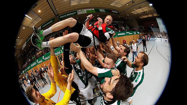 DKB 2. Handball-Bundesliga, DJK Rimpar Wölfe - TV 05/07 Hüttenberg       -  Im Hallenhimmel: Rimpars scheidender Kreisläufer Julian Bötsch ließ sich nach seinem letzten Heimspiel von seinen Teamkameraden hochleben.