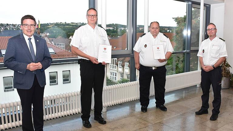 Landrat Christoph Schauder ernannte Jürgen Friedel aus Weikersheim und Thorsten Schmidt aus Wertheim zu stellvertretenden Kreisbrandmeistern. Seinen Glückwünschen schloss sich Kreisbrandmeister Andreas Geyer an (von links).