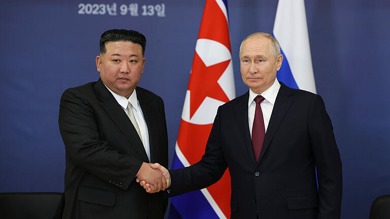Machthaber von Nordkorea in Russland.jpeg       -  Ein herzlicher Empfang für den Diktator aus Nordkorea: der russische Präsident Wladimir Putin hat sich mit Machthaber Kim Jong-un am russischen Weltraumbahnhof Wostotschny getroffen.