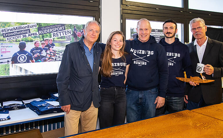 Beim Start der Crowdfunding-Aktion am 30. April im Uni-Sportzentrum an Bord (von links): Lando Lotter, juristischer Betreuer, Sina Schäfer, erfolgreiche Ruderin, Philo Holland, zweiter Vorsitzender des Fördervereins, Andreas Petko, Vorsitzender des Förderverein, und Jochen Henzel, Dozent für Rudern und ehemaliger Vorsitzender des Fördervereins. Beim Start der Crowdfunding-Aktion am 30. April im Uni-Sportzentrum an Bord (von links): Lando Lotter, juristischer Betreuer, Sina Schäfer, erfolgreiche Ruderin, Philo Holland, zweiter Vorsitzender des Fördervereins, Andreas Petko, Vorsitzender des Förderverein, und Jochen Henzel, Dozent für Rudern und ehemaliger Vorsitzender des Fördervereins.