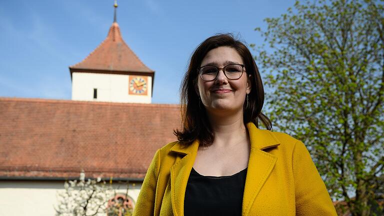 Gemeindepfarrerin Anna Bamberger ist erleichtert, dass die Kriegspropaganda nun nicht mehr auf den Kirchenmauern prangt. Sie betreut die evangelische Gethsemanegemeinde am Würzburger Heuchelhof und die Trinitatisgemeinde im Stadtteil Rottenbauer, deren Kirche im Hintergrund zu sehen ist. Gemeindepfarrerin Anna Bamberger ist erleichtert, dass die Kriegspropaganda nun nicht mehr auf den Kirchenmauern prangt. Sie betreut die evangelische Gethsemanegemeinde am Würzburger Heuchelhof und die Trinitatisgemeinde im Stadtteil Rottenbauer, deren Kirche im Hintergrund zu sehen ist.