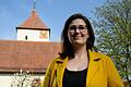 Gemeindepfarrerin Anna Bamberger ist erleichtert, dass die&nbsp; Kriegspropaganda nun nicht mehr auf den Kirchenmauern prangt. Sie betreut die evangelische Gethsemanegemeinde am Würzburger Heuchelhof und die Trinitatisgemeinde im Stadtteil Rottenbauer, deren Kirche im Hintergrund zu sehen ist.