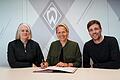 Friederike 'Fritzy' Kromp (Mitte, hier mit Birte Brüggemann und Clemens Fritz) ist ab Juli Cheftrainerin beim SV Werder Bremen.