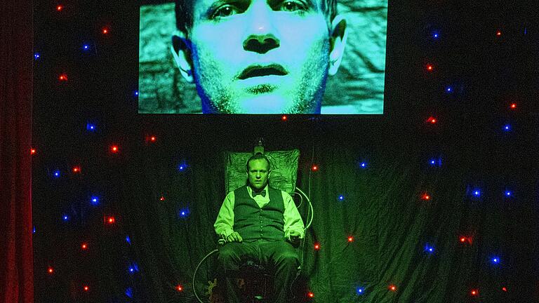 Michael Gumpert bei seiner Zeitrreise in das Jahr&nbsp;802.701 im neuen Theaterstück 'Die Zeitmaschine' am Würzburger Theater.