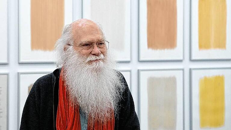 Der Eschenauer Künstler Herman de Vries vor einigen seiner „Erdausreibungen“. Der Eschenauer Künstler Herman de Vries vor einigen seiner „Erdausreibungen“.