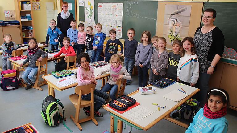 Die Klasse 1a der Grundschule Wiesenfeld-Karlburg mit Schulleiterin Cornelia Müller (links) und Klassenleiterin Susanne Koenig.