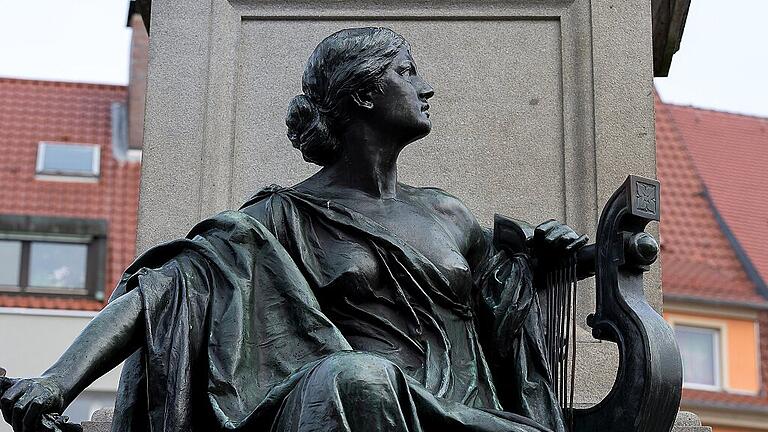 Die Figur am Sockel symbolisiert &bdquo;Die geharnischten Sonette&ldquo;.