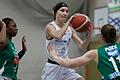 Marja Wahl (Mitte) von der TG Qool Sharks Würzburg am Ball gegen&nbsp;Breanna Richardson (links) und Mailis Pokk von den Rutronik Stars Keltern im Achtelfinale des DBBL-Pokal: Für die Würzburger Basketballerinnen beginnen die Play-offs in der Zweiten Bundesliga.