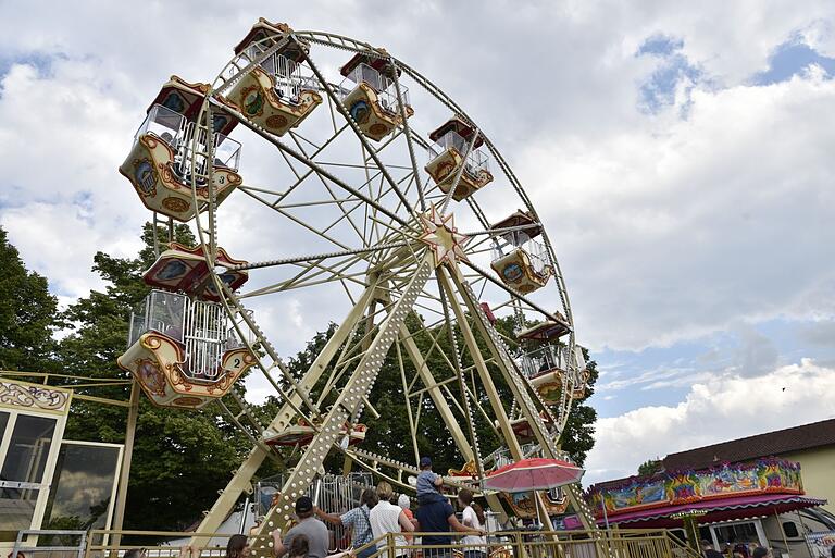 Zahlreiche Fahrgeschäfte sorgten für viel Spaß bei den Besucherinnen und Besuchern des Pfingstfestes in Königsberg. Zahlreiche Fahrgeschäfte sorgten für viel Spaß bei den Besucherinnen und Besuchern des Pfingstfestes in Königsberg.