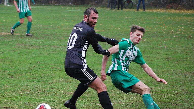 Thomas Simon (links) vom SV Ramsthal stemmt sich vergeblich gegen die Niederlage. In dieser Szene kann er allerdings Untererthals Elias Bergander zunächst stoppen. Foto: Thomas Sturm       -  Thomas Simon (links) vom SV Ramsthal stemmt sich vergeblich gegen die Niederlage. In dieser Szene kann er allerdings Untererthals Elias Bergander zunächst stoppen. Foto: Thomas Sturm