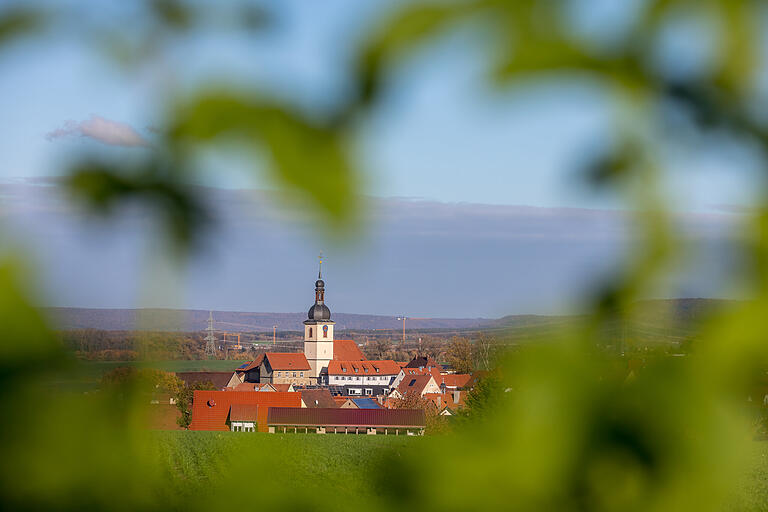 Wiesenbronn liegt am Fuße des Schwanbergs. Die evangelische Kirche prägt das Ortsbild. Wiesenbronn liegt am Fuße des Schwanbergs. Die evangelische Kirche prägt das Ortsbild.