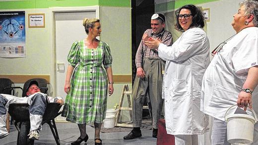 Wer ist hier krank? Ein lust- und humorvolles Verwechslungsspiel bringt die Theaterbühne Grunddörfer zurzeit auf die Bühne. Bei der Premiere am Samstag in Oberndorf agierten in dieser Szene (von links) Dominic Bauer, Ilse Thurn, Stefan Väth, Corinna Hommer und Heidrun Juan. Wer ist hier krank? Ein lust- und humorvolles Verwechslungsspiel bringt die Theaterbühne Grunddörfer zurzeit auf die Bühne. Bei der Premiere am Samstag in Oberndorf agierten in dieser Szene (von links) Dominic Bauer, Ilse Thurn, Stefan Väth, Corinna Hommer und Heidrun Juan.