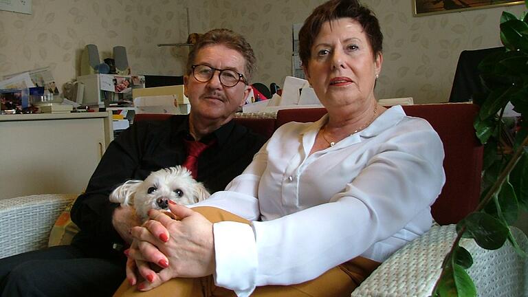Lothar und Renate Ziegler von der Partnervermittlung Ziegler in Gänheim (hier noch mit dabei Hund Toni, der wenige Tage später überraschend starb). Lothar und Renate Ziegler von der Partnervermittlung Ziegler in Gänheim (hier noch mit dabei Hund Toni, der wenige Tage später überraschend starb).