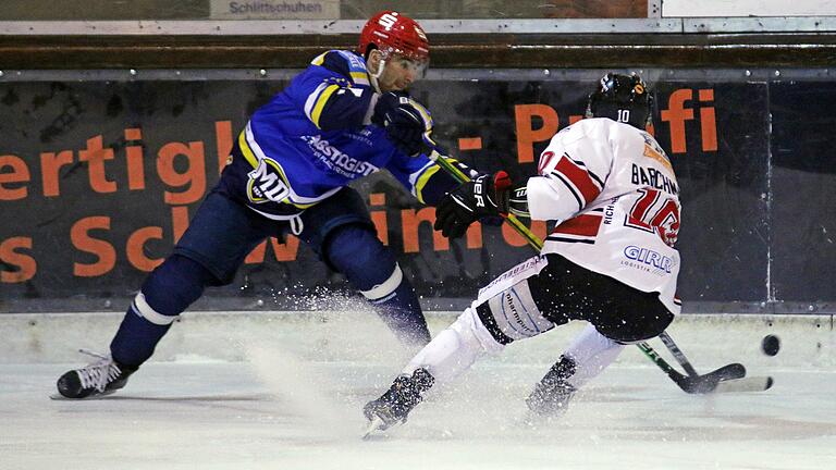 Machte ein starkes Spiel in Reihe eins: Christian Masel (links) vom ERV Schweinfurt, der hier von Marc Barchmann (EHC Königsbrunn) bedrängt wird. Machte ein starkes Spiel in Reihe eins: Christian Masel (links) vom ERV Schweinfurt, der hier von Marc Barchmann (EHC Königsbrunn) bedrängt wird.