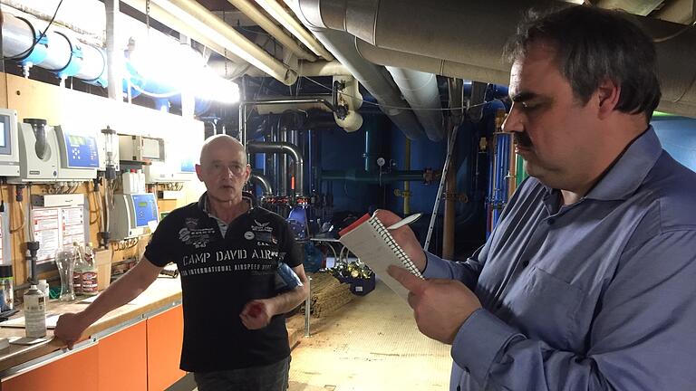 Betriebsleiter Wolfgang Fritz (links) führte das Stadtratsgremium bereits mehrmals durch die Katakomben des Schwimmbads, wo die Technik untergebracht ist. VG-Geschäftsstellenleiter Peter Hehn notierte beim Ortstermin des Hallen-Freibad-Ausschusses im April 2019 fleißig mit, was im Argen liegt. Betriebsleiter Wolfgang Fritz (links) führte das Stadtratsgremium bereits mehrmals durch die Katakomben des Schwimmbads, wo die Technik untergebracht ist. VG-Geschäftsstellenleiter Peter Hehn notierte beim Ortstermin des Hallen-Freibad-Ausschusses im April 2019 fleißig mit, was im Argen liegt.