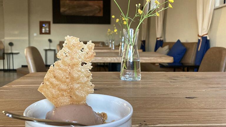 Hausgemacht: Scholokadeneis im 'Restaurant Kniebrecher'. Hausgemacht: Scholokadeneis im 'Restaurant Kniebrecher'.