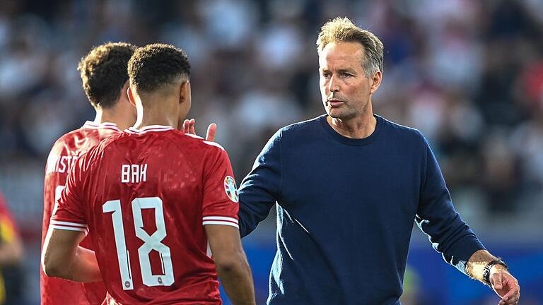 Kasper Hjulmand       -  Die Kritik an Dänemarks Coach Kasper Hjulmand (r) ist wieder abgeebbt.