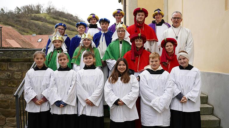 Als Sternsinger waren Prappachs Ministranten am Dreikönigstag unterwegs. Bevor die Prappacher in ihren Wohungen besucht wurden, gab es noch ein Erinnerungsfoto. Als Sternsinger waren Prappachs Ministranten am Dreikönigstag unterwegs. Bevor die Prappacher in ihren Wohungen besucht wurden, gab es noch ein Erinnerungsfoto.