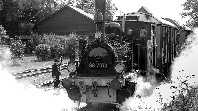 Die letzten Fahrten des Jahres: Auf der Museumsbahnstrecke zwischen Fladungen und Mellrichstadt verkehrt das Rhön-Zügle am 20. Oktober mit der Dampflok „89 7373“ und Waggons aus den 1930-er Jahren.