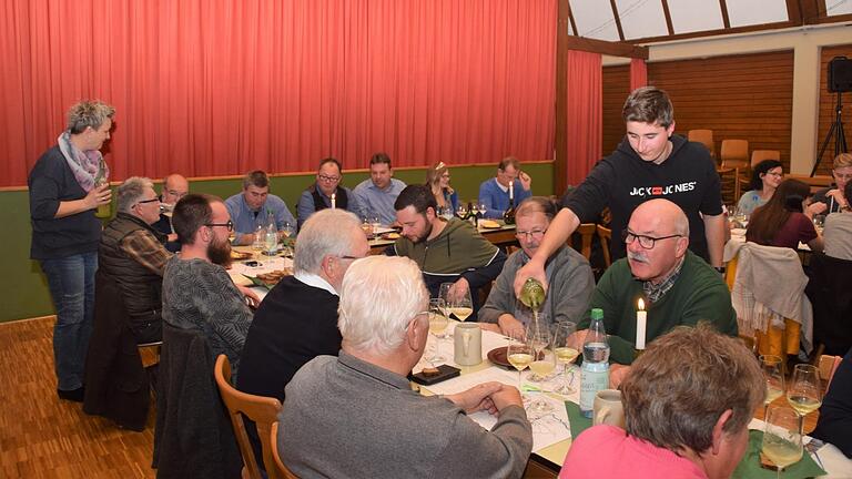 Ganz junge Weine verkosteten die Gäste im Haus des Gastes.