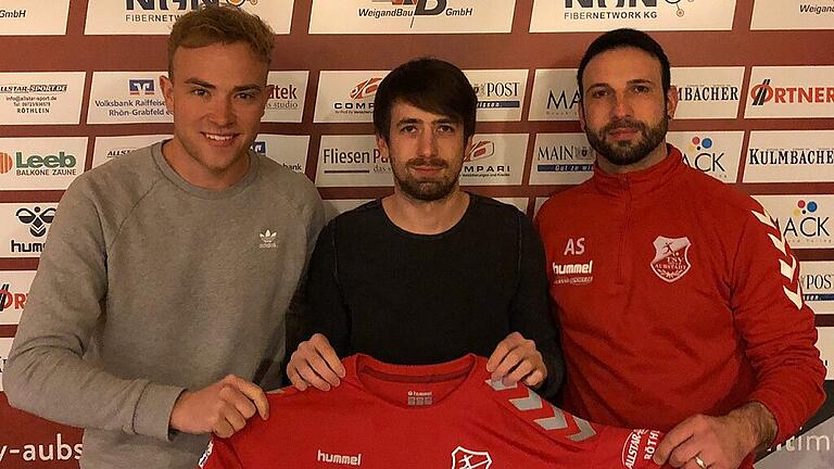 David Noack (Mitte) und Andreas Schmidt (rechts) trainieren in der kommenden Saison die zweite Mannschaft des Fußball-Regionalligisten TSV Aubstadt (links Vorstandsmitglied Philipp Müller).