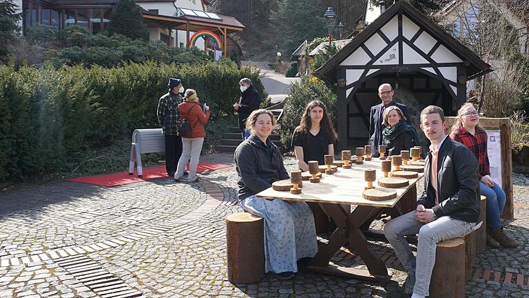 Das Team der Tagungsstätte Hohe Rhön erstellte einen österlichen Hoffnungsweg, der bis Pfingsten stehen bleiben wird und jederzeit privat zu begehen ist. Das Bild zeigt (von links): Shelby Maendel, Jaron Lehner, Anke und Stefan Schroth, Sonja Bartholomäus und Jonathan Hild.       -  Das Team der Tagungsstätte Hohe Rhön erstellte einen österlichen Hoffnungsweg, der bis Pfingsten stehen bleiben wird und jederzeit privat zu begehen ist. Das Bild zeigt (von links): Shelby Maendel, Jaron Lehner, Anke und Stefan Schroth, Sonja Bartholomäus und Jonathan Hild.