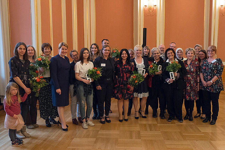 Bei der Preisverleihung Pflegebär und Pflegekompass 2019 in Berlin steht Lana Rebhan (7. von links) als eine der Preisträgerinnen direkt neben Familienministerin Franziska Giffey.