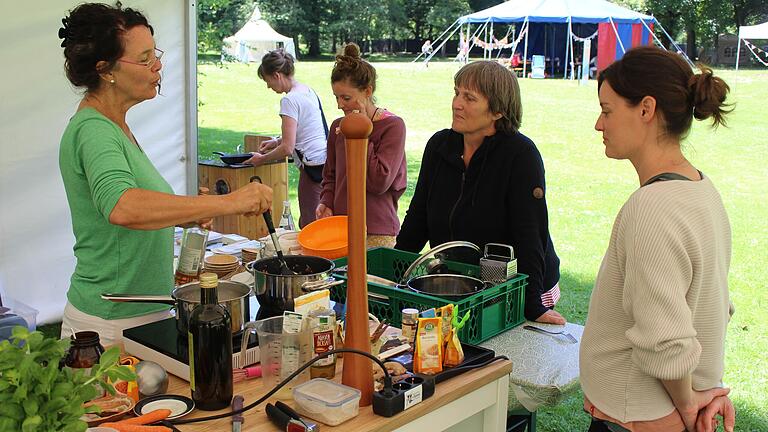 Dass auch Soßen aus veganen Zutaten köstlich sein können, soll in dieser Outdoor-Küche gezeigt werden.