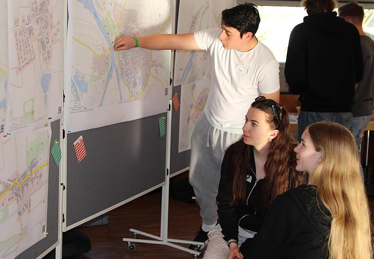 Grüne und rote Punkte für positive und negative Begebenheiten klebten die Jugendlichen beim Creator Camp auf die Ortspläne von Volkach und der Stadtteile. Grüne und rote Punkte für positive und negative Begebenheiten klebten die Jugendlichen beim Creator Camp auf die Ortspläne von Volkach und der Stadtteile.