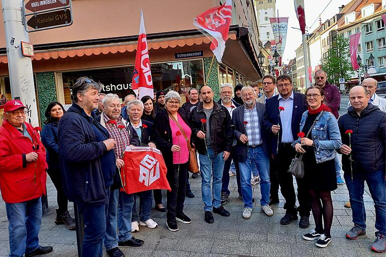 Von den Teilnehmern der Gedenkstunde wurden rote Nelken am Gedenkstein für das Gewerkschaftshaus des ADGB in der Augustiner Straße 6 in Würzburg niedergelegt.