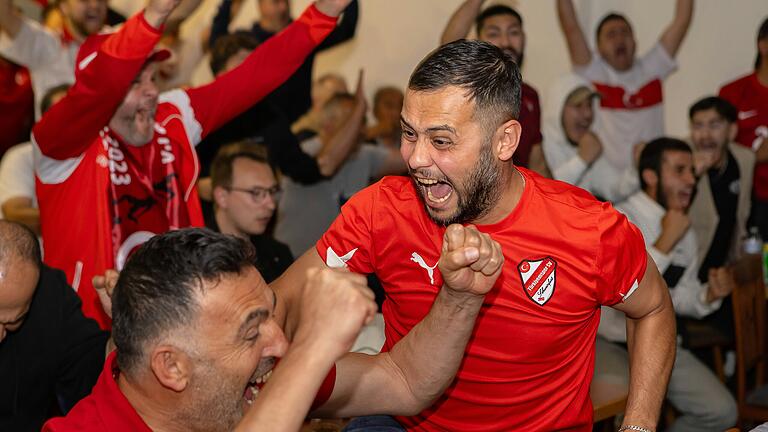 Jubel im Sportheim Türkiyemspor SV 12 in Schweinfurt beim Führungstreffer der Türkei im EM-Achtelfinale gegen Österreich.