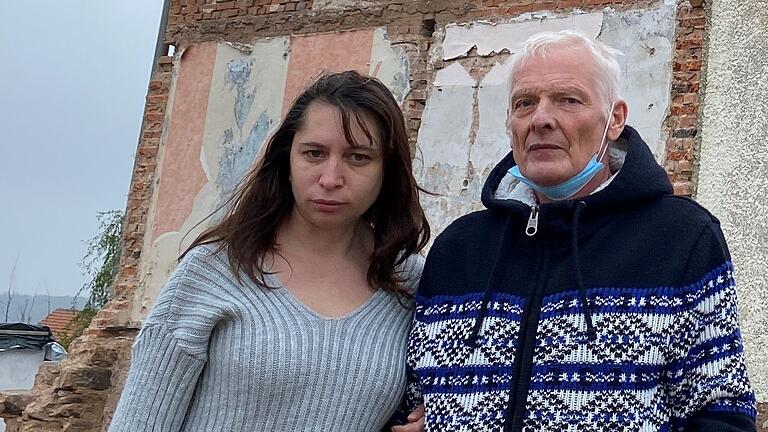 Paulina und Gerd Hellmann vor ihrem Haus in Platz. Die sanierungsbedürftige Giebelwand im Hintergrund ist Streitobjekt.