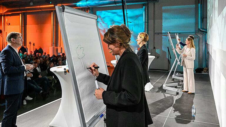 Hier war neben Kreativität auch zeichnerisches Talent gefragt: die Kandidaten und ihre Visionen für 'Würzburg in 50 Jahren'. Hier war neben Kreativität auch zeichnerisches Talent gefragt: die Kandidaten und ihre Visionen für 'Würzburg in 50 Jahren'.