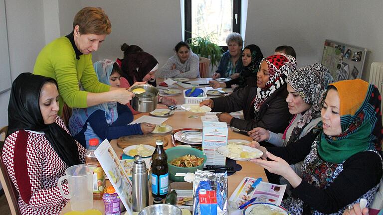 Auf dem Höhepunkt der Flüchtlingskrise Ende 2016 kochten elf Frauen aus der Flüchtlingsunterkunft im Kitzinger Corlette Circle Babybrei mit Diätassistentin Elke Römmelt (Zweite von links).