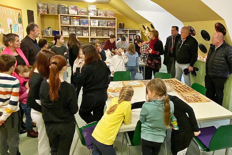 Kinder aus der Ukraine und anderen Kriegsgebieten freuten sich im VHS-Mehrgenerationenhaus Bad Königshofen über den Besuch der Delegation aus Arlington. Als Geschenk gab es selbstgebackene Plätzchen.