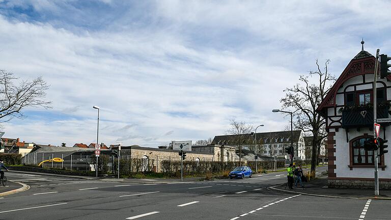 Dass sich auf dem Weg zum Hubland an der Ecke Rottendorfer Straße und Richard-Wagner-Straße ein Trinkwasserhochbehälter befindet, ist nicht allen bekannt. Seit einem Jahr ist dort eine Baustelle. Dass sich auf dem Weg zum Hubland an der Ecke Rottendorfer Straße und Richard-Wagner-Straße ein Trinkwasserhochbehälter befindet, ist nicht allen bekannt. Seit einem Jahr ist dort eine Baustelle.
